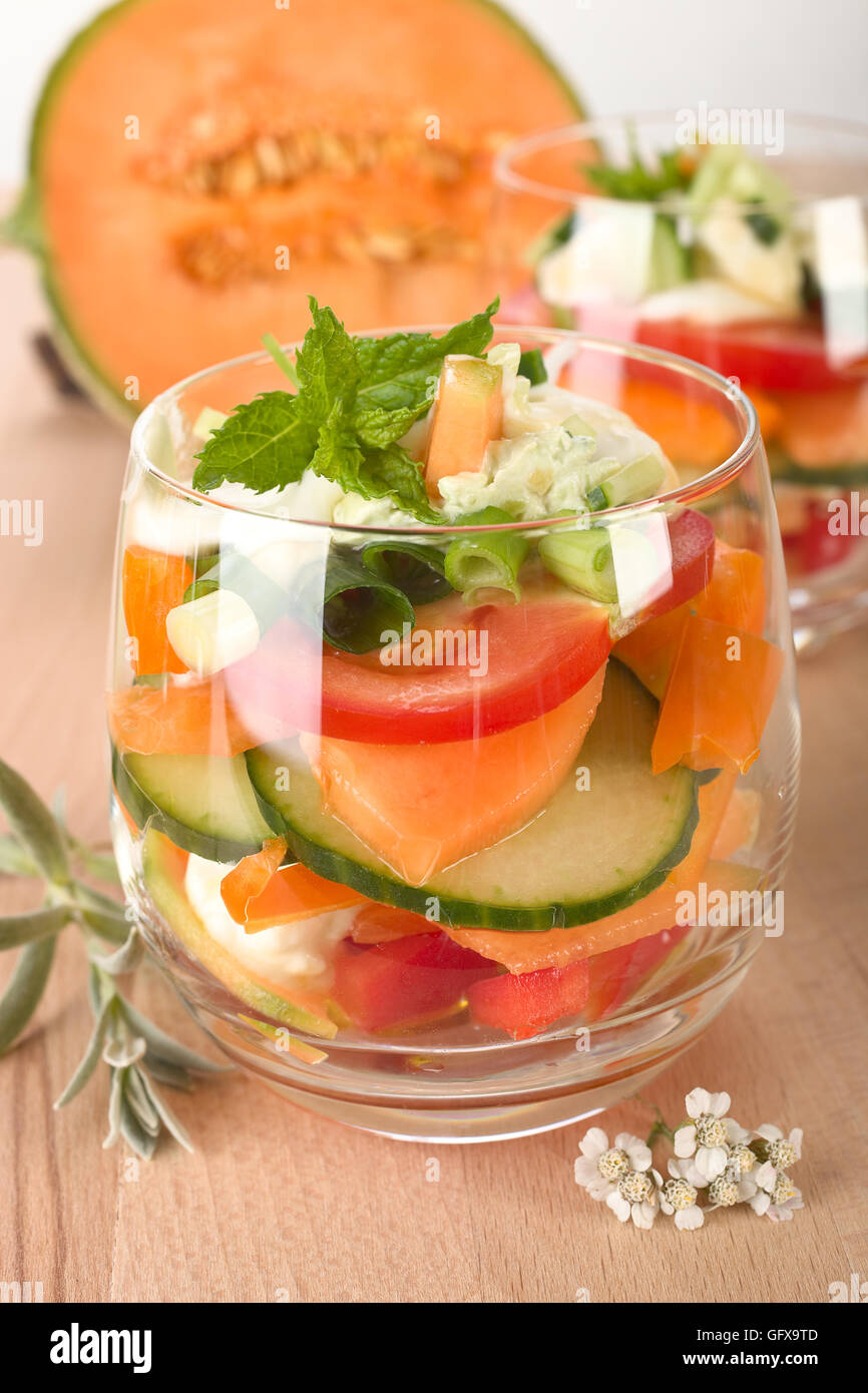 Melone, Tomate, Gurke und Paprika Salat in ein Glas. Stockfoto