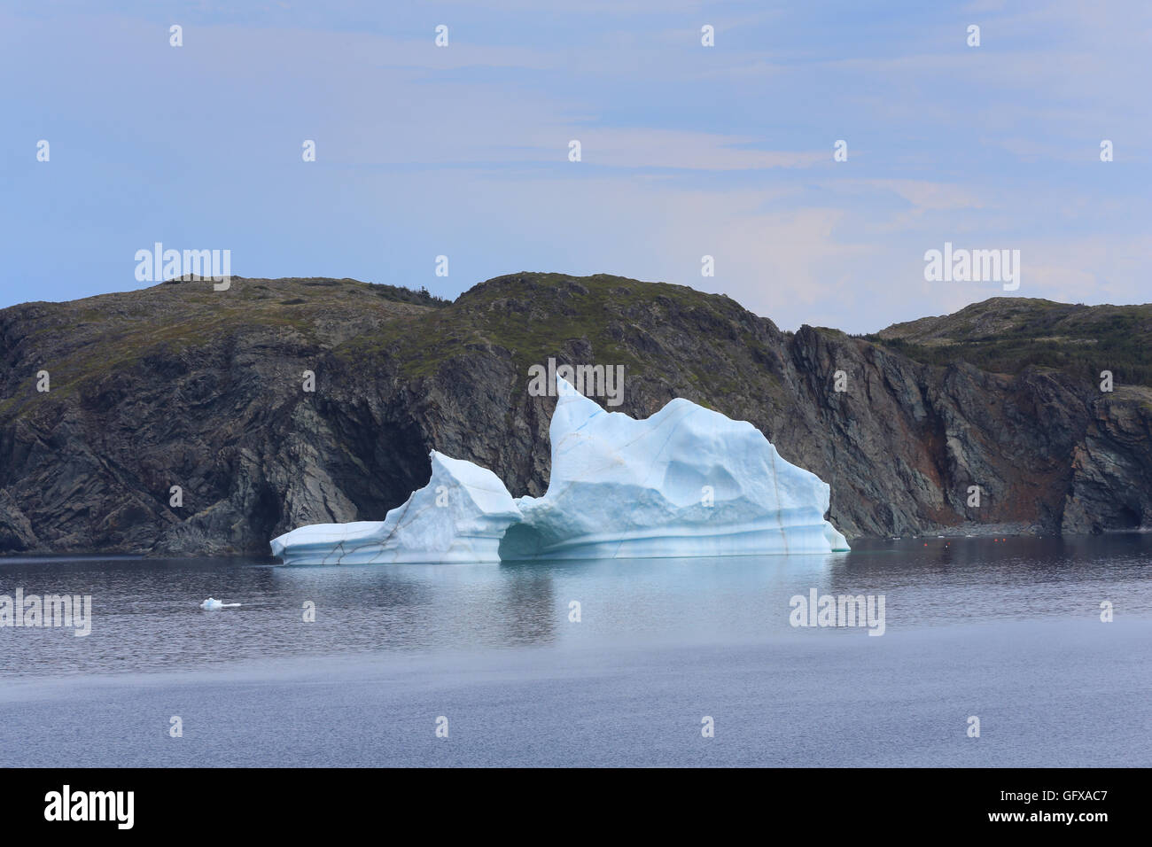 Eine gezackte Eisberg neben Burnt Island auf Twillingate Hafen, Nordinsel Twillingate, Neufundland und Labrador, Kanada. Stockfoto