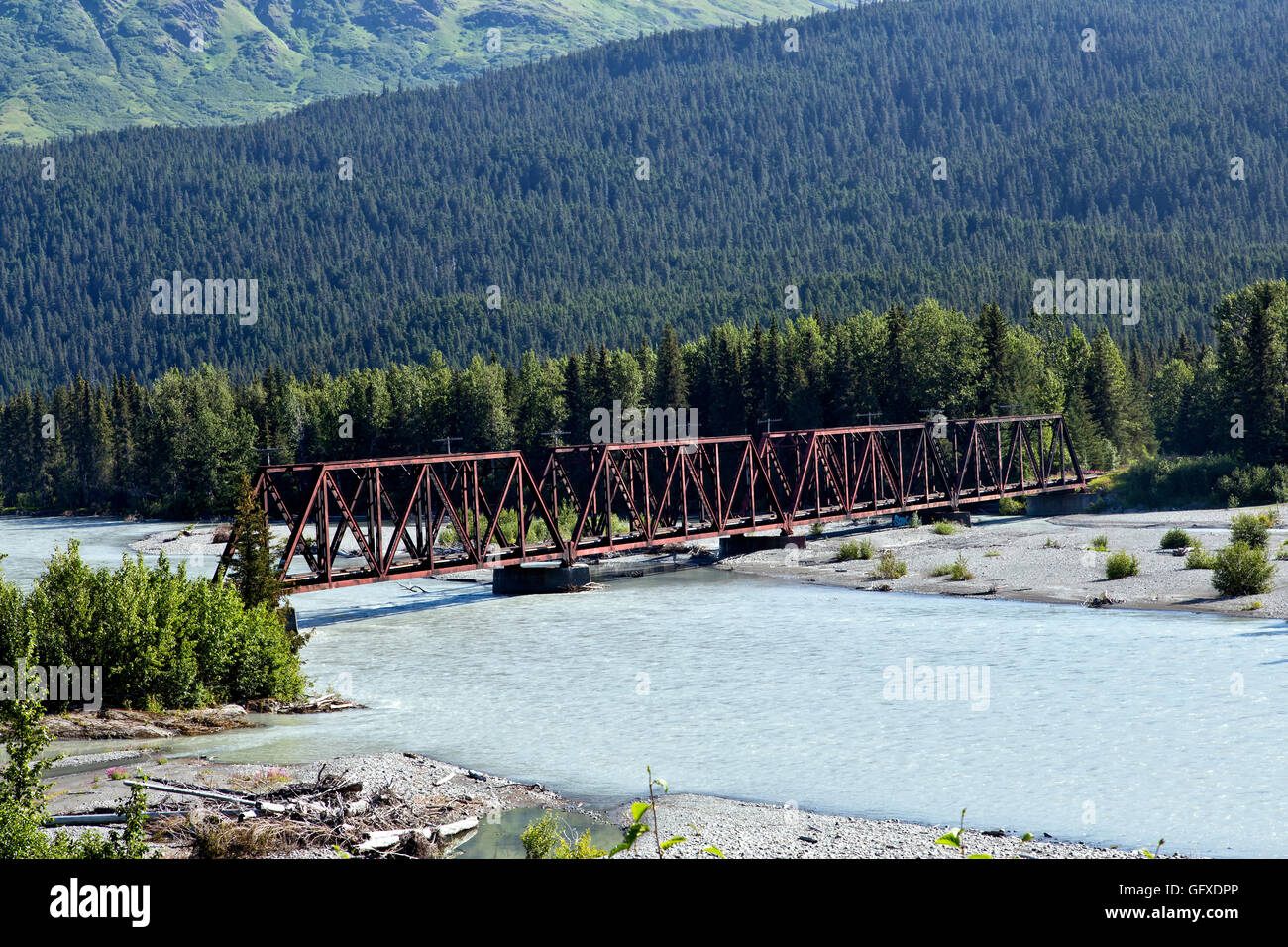 Klassische Railroad Trestle Überquerung Gletscher genährt Schnee Fluss. Stockfoto