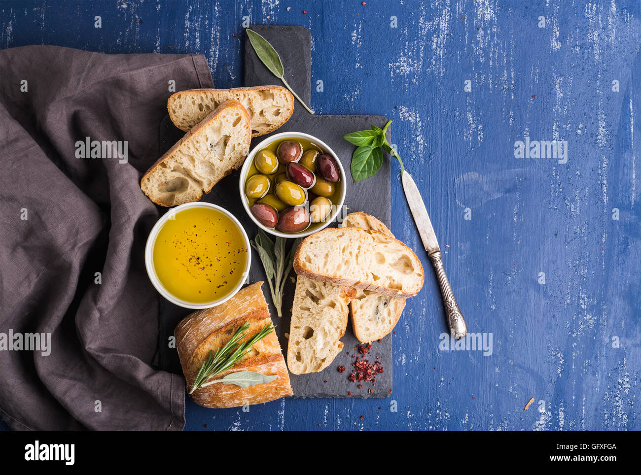 Mediterrane snacks Satz. Oliven, Öl, Kräuter und Ciabatta Schnittbrot