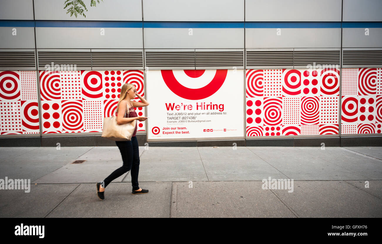 Ein Schild an der Außenseite einer im Bau Target Store im Stadtteil Tribeca New York auf Freitag, 29. Juli 2016 fördert zukünftige Angestellte im Einzelhandel bei Target bewerben. Um stagnierende Wachstum anzukurbeln Ziel eröffnet kleineren städtischen Shops mit 20 offenen bereits und 14 mehr voraussichtlich im Jahr 2016 eröffnet. (© Richard B. Levine) Stockfoto