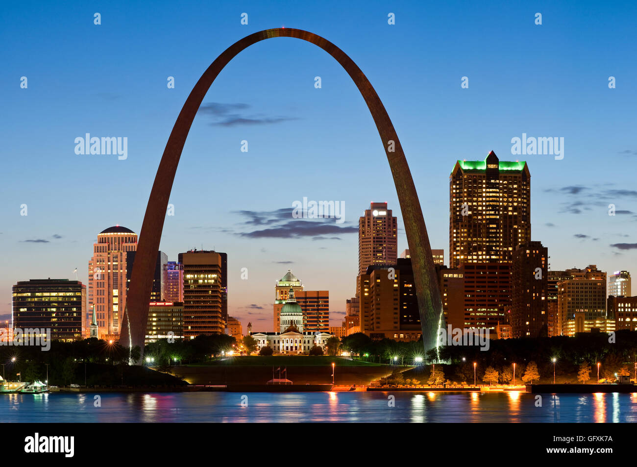 Skyline-Blick auf den Gateway Arch in St. Louis, Missouri. Bild von St. Louis downtown mit Gateway Arch in der Dämmerung. Stockfoto