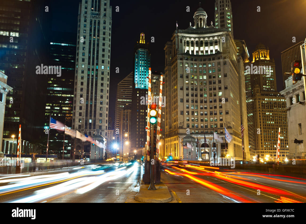 Michigan Avenue in Chicago. Bild des hohen Verkehrsaufkommens nachts Chicago Straße. Stockfoto