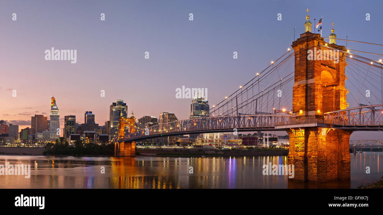 Bild von Cincinnati und John A. Roebling Hängebrücke in der Dämmerung. Stockfoto