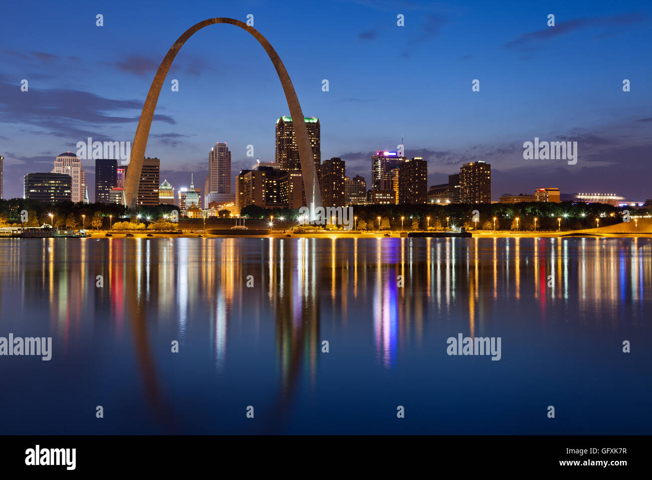 Skyline der Stadt St. Louis. Bild von St. Louis downtown mit Gateway Arch in der Dämmerung. Stockfoto
