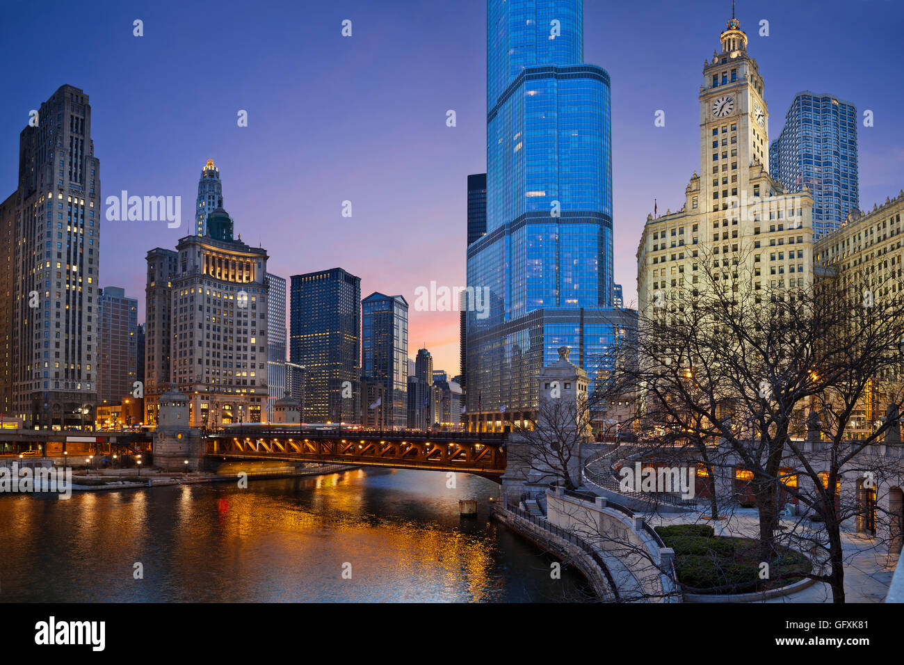 Chicago am Flussufer. Bild der Innenstadt von Chicago in der Dämmerung. Stockfoto