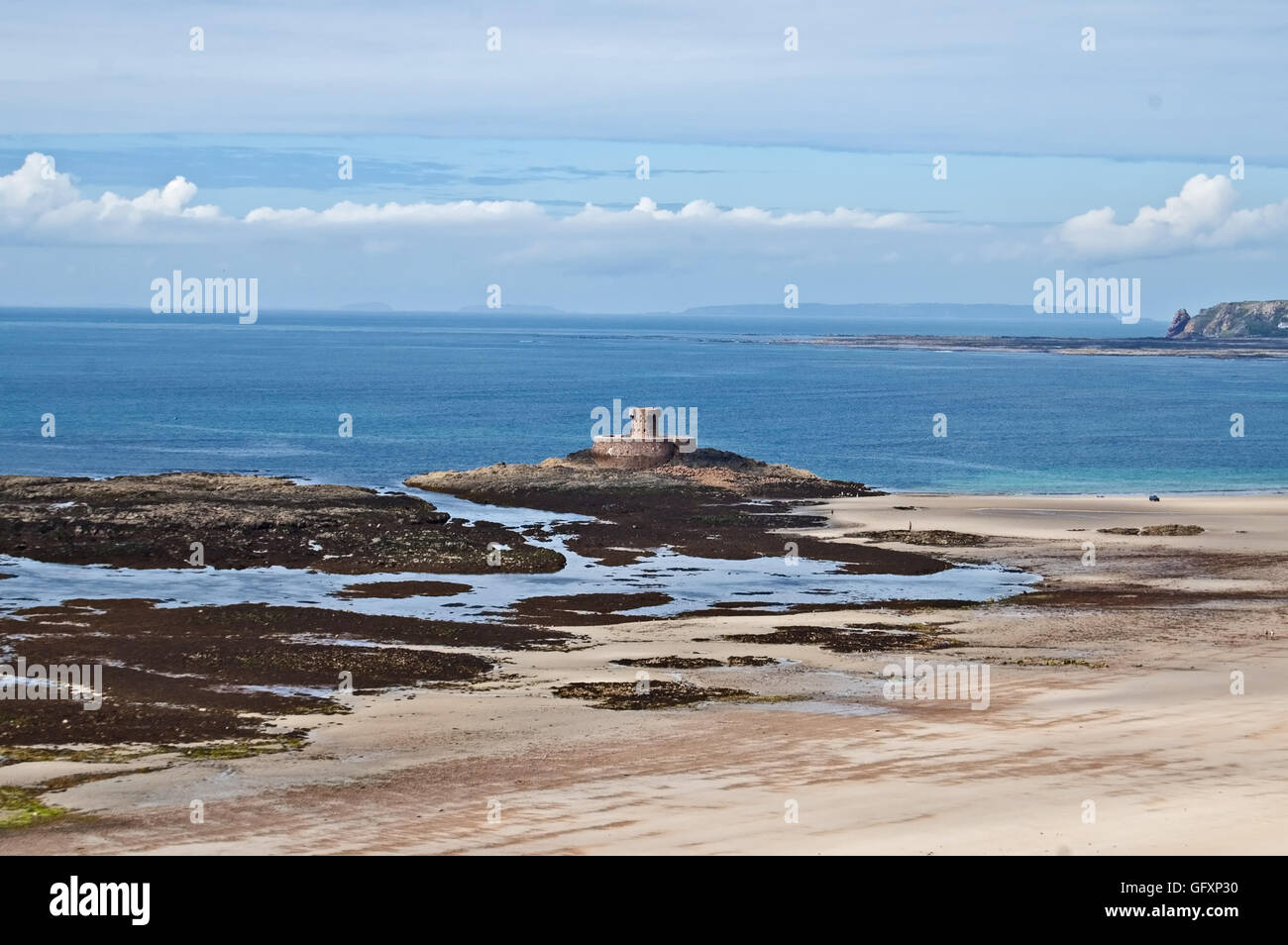 La Rocco Tower, St Oeun Bay, Jersey, Kanalinseln Guernsey ist am Horizont Stockfoto