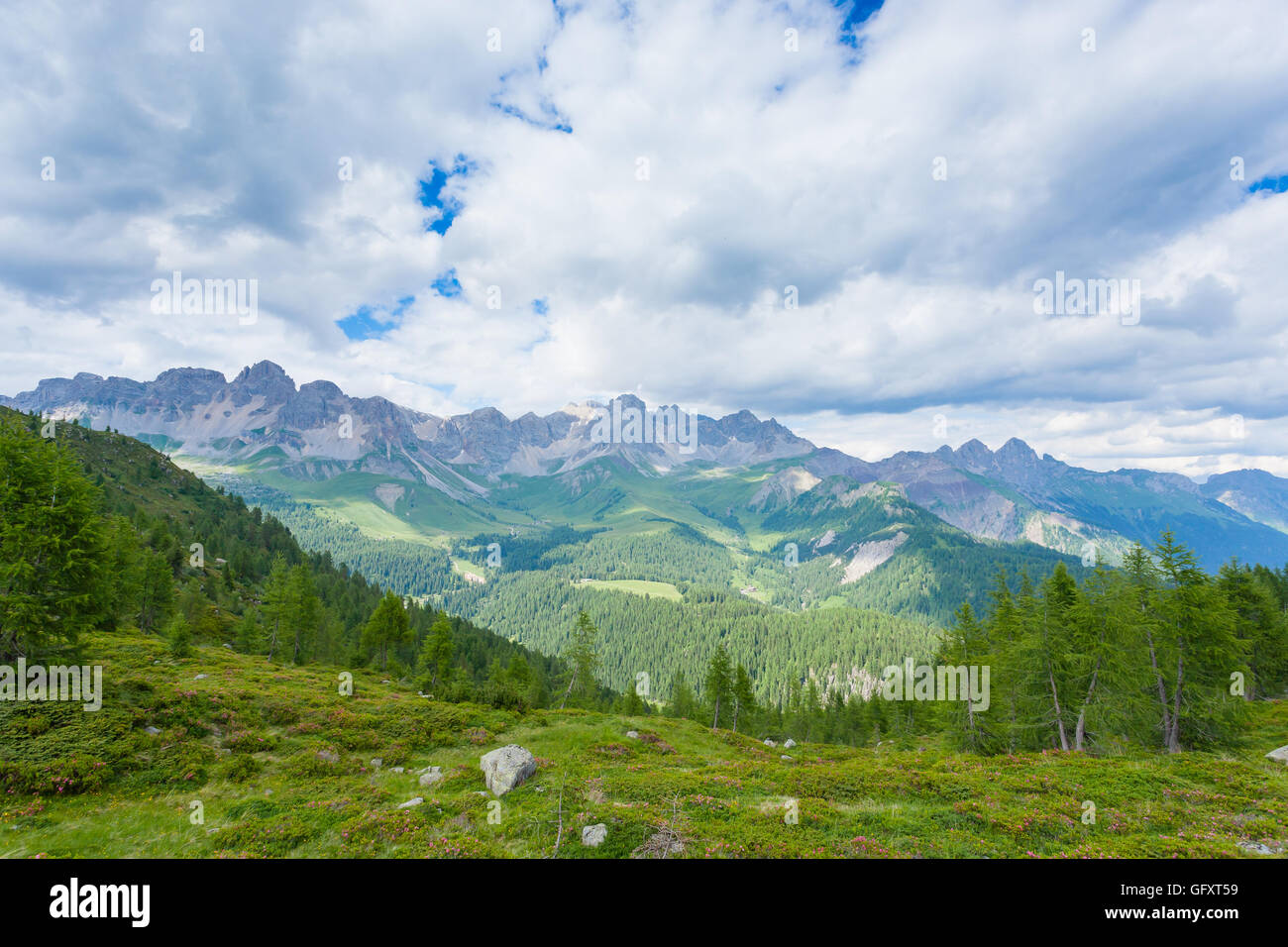 Italienische "Dolomiti" Panorama vom Gipfel eines Berges. Wandern und outdoor. Berühmte italienische Spitzen Stockfoto