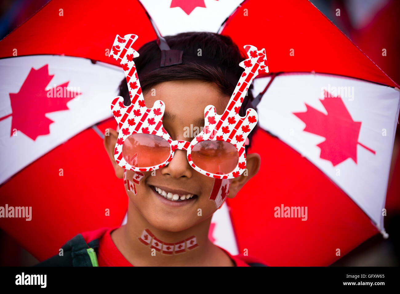 Jungen feiern Canada Day in Steveston, British Columbia, Kanada. Stockfoto