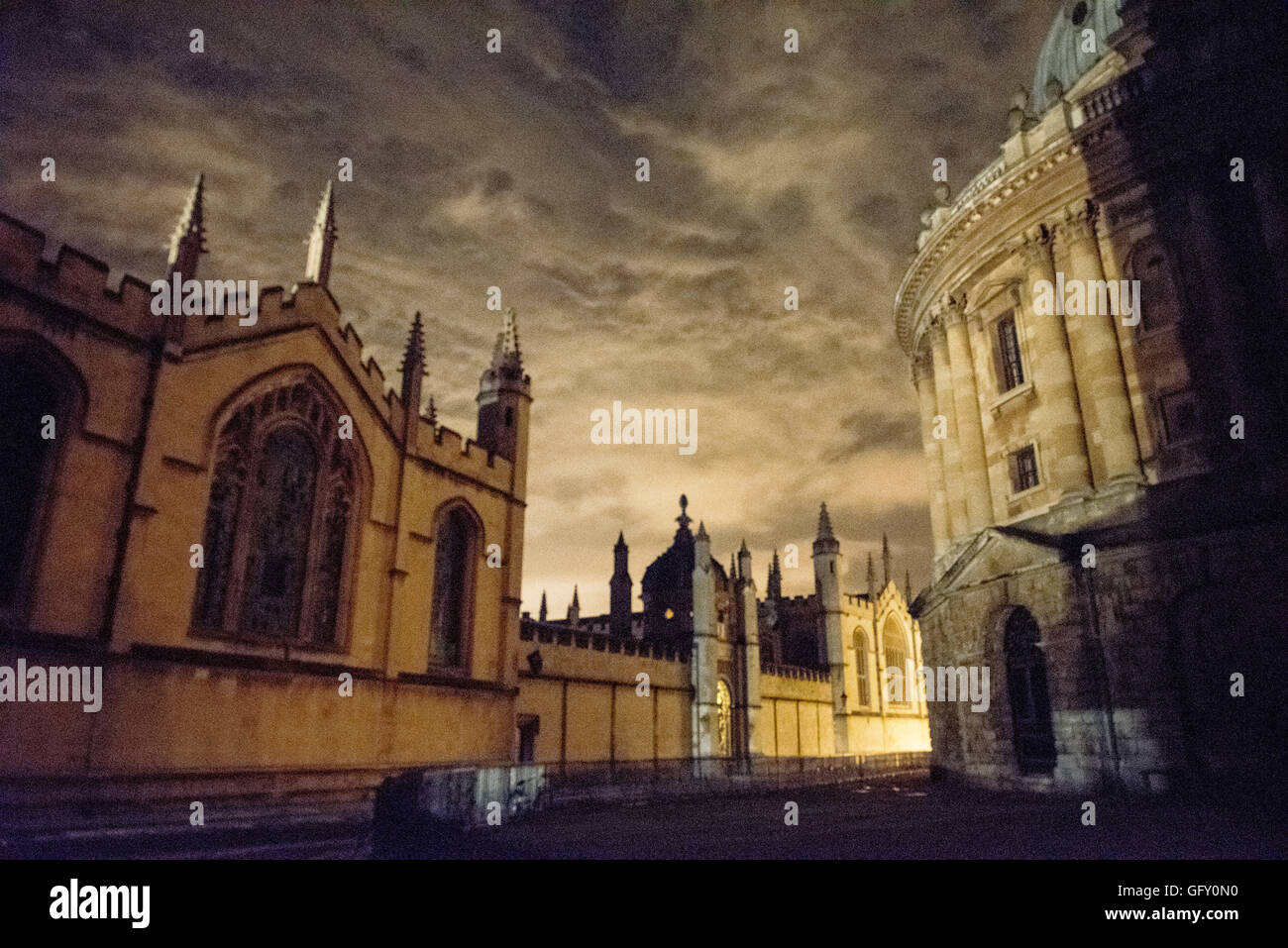 Radcliffe Camera und All Souls College in Oxford in der Nacht Stockfoto
