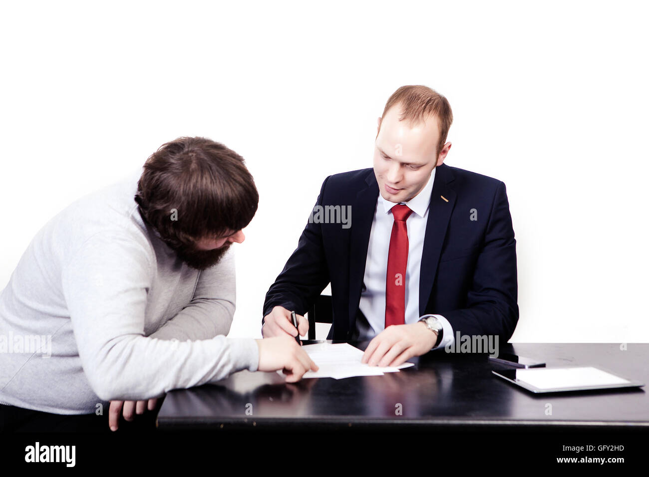 Zwei Geschäftsleute in eleganten Anzügen, leitender Angestellter, Zwischenablage mit Papieren isoliert auf weißem Hintergrund halten genau betrachten Stockfoto