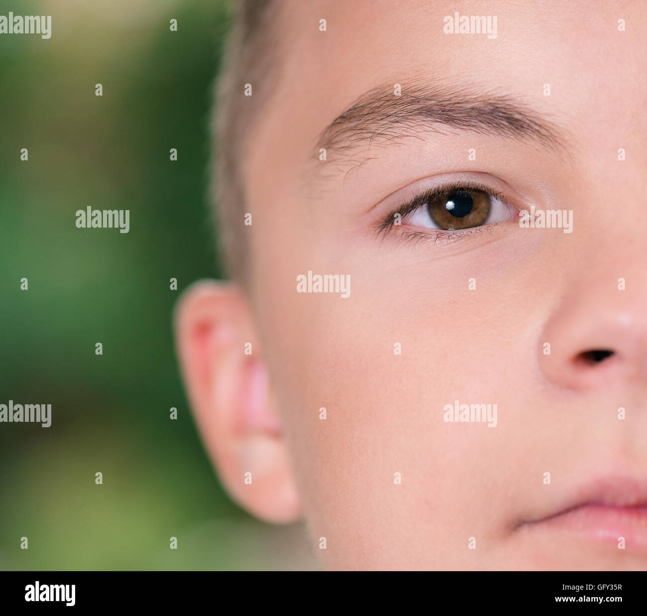 Junge mit braunen Augen Stockfoto