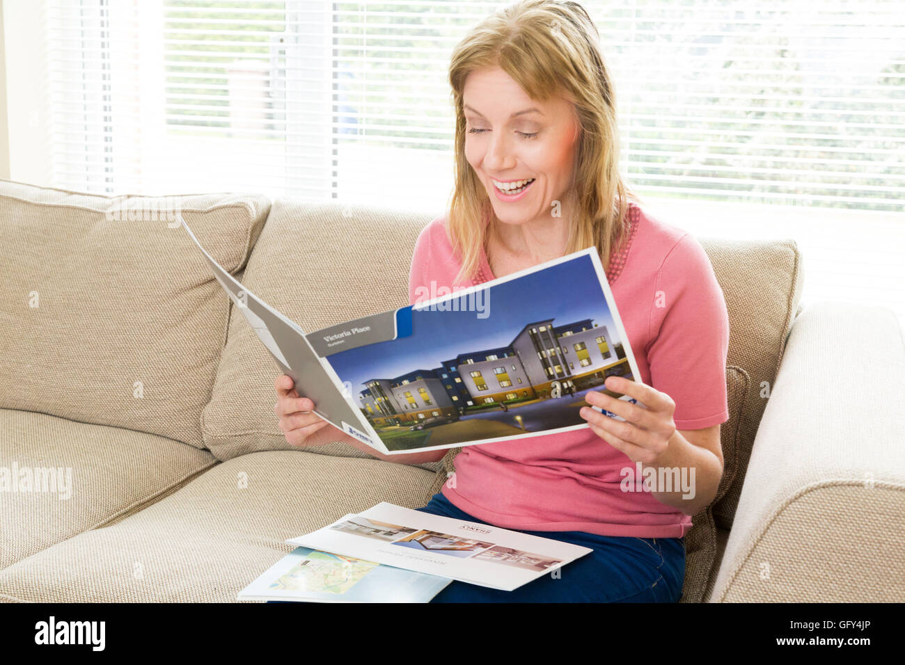 Frau liest einen Makler Broschüre Stockfoto
