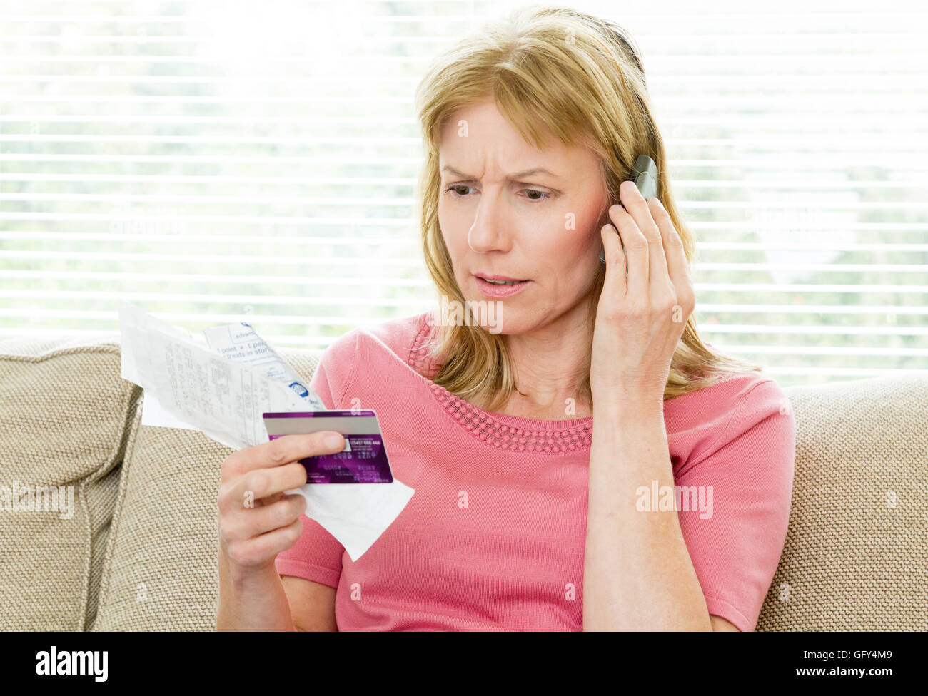 Frau besorgt über Kreditkarten-Rechnungen und Schulden Stockfoto