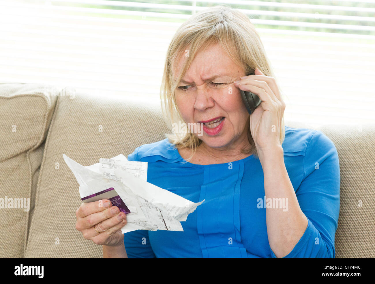 Frau besorgt über Kreditkarten-Rechnungen und Schulden Stockfoto