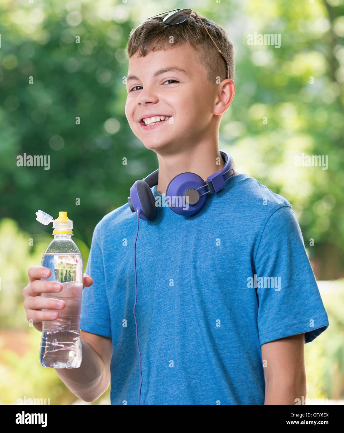 Teenboy mit Wasser Stockfoto