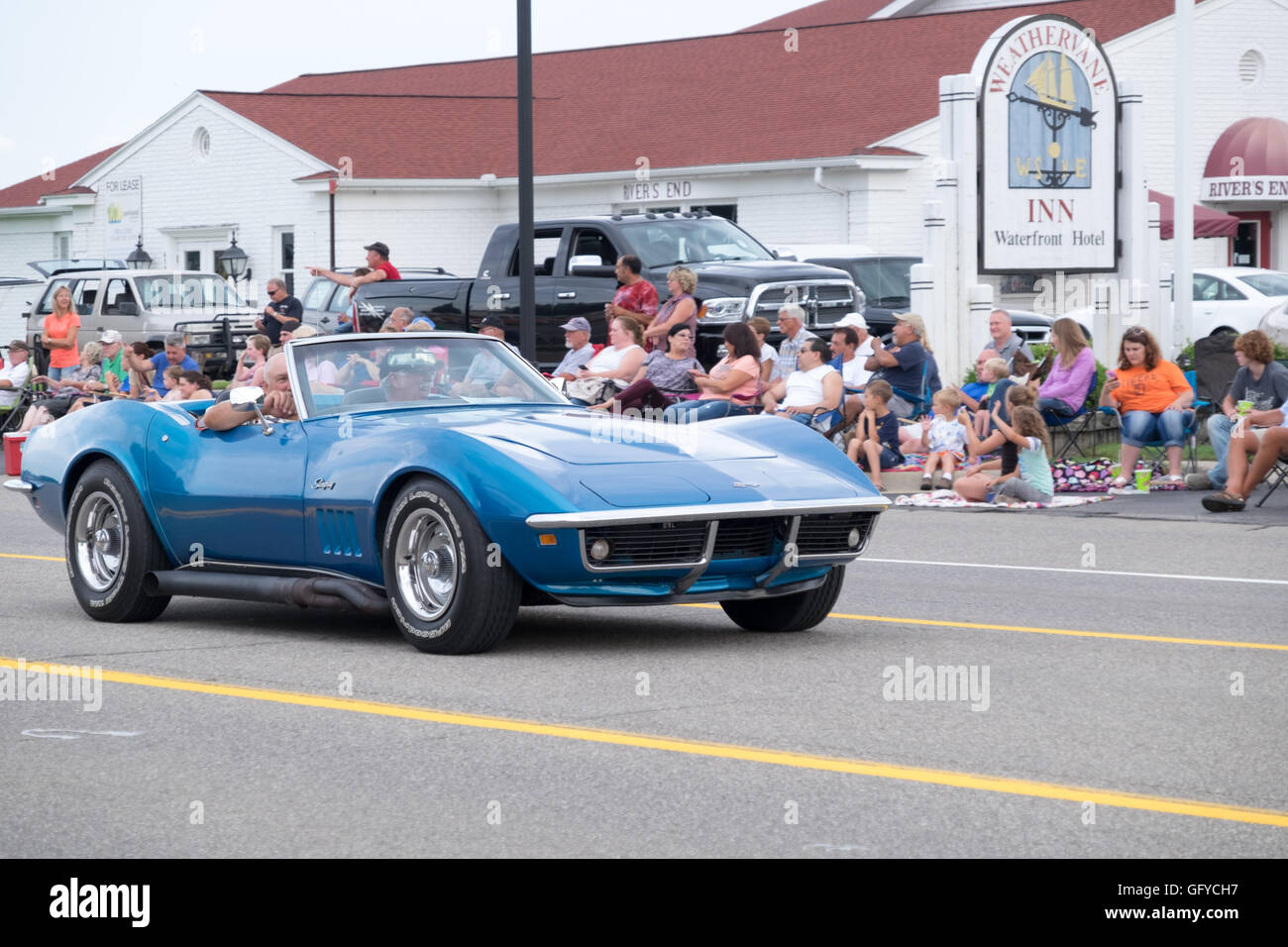 Corvette Stingray in jährlichen Cruz-In-Parade für antiken und klassischen Autos in Whitehall und Montague, Michigan. Stockfoto