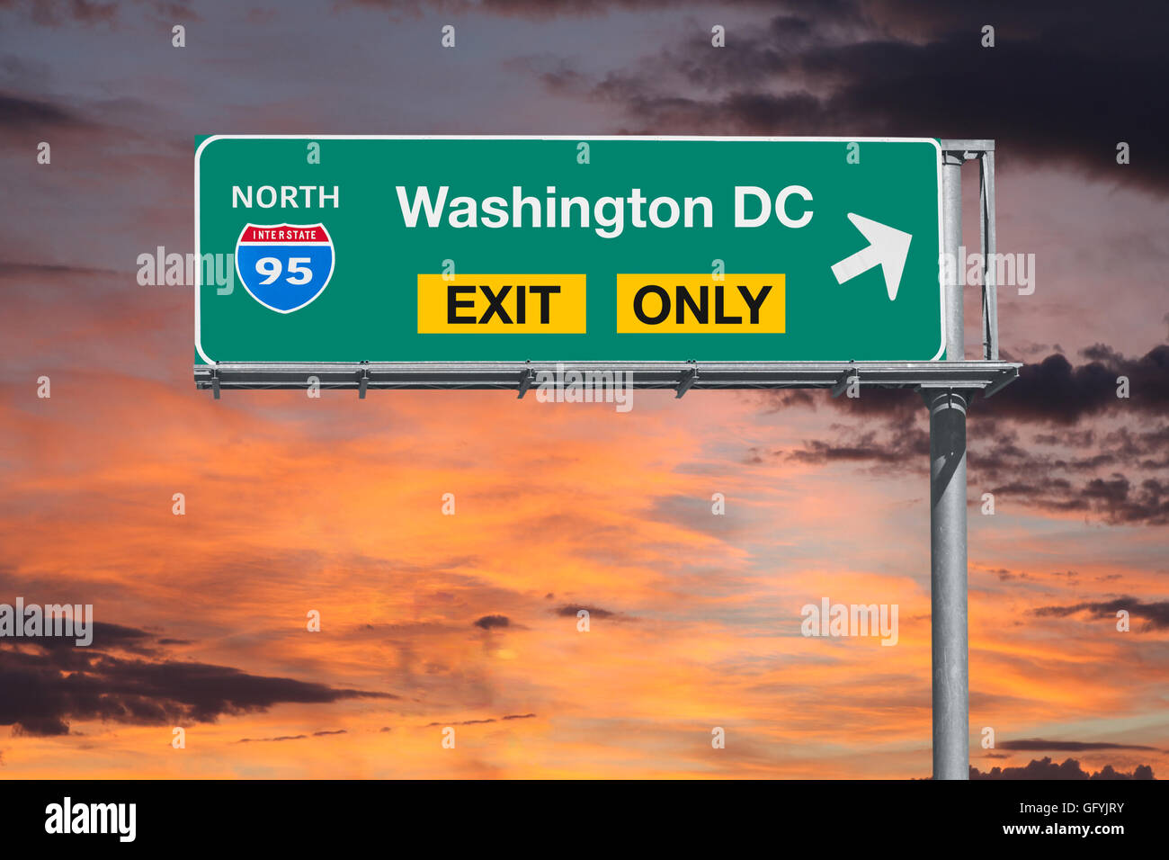Washington DC Ausgang nur 5 Autobahn-Schild mit Sonnenaufgang Himmel. Stockfoto