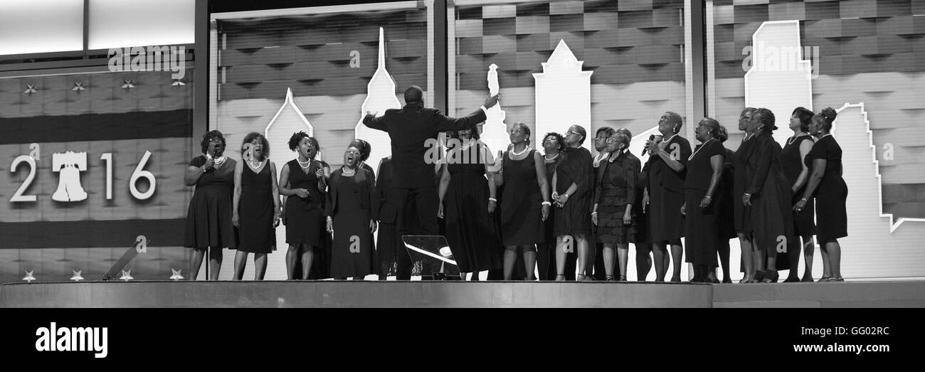 Ein vorwiegend Afroamerikaner/Philadelphia gegründete Chor singt die Nationalhymne vor der Eröffnung Tag der Democratic National Convention 2016 in Philadelphia, PA bei der Wells Fargo Center statt Stockfoto