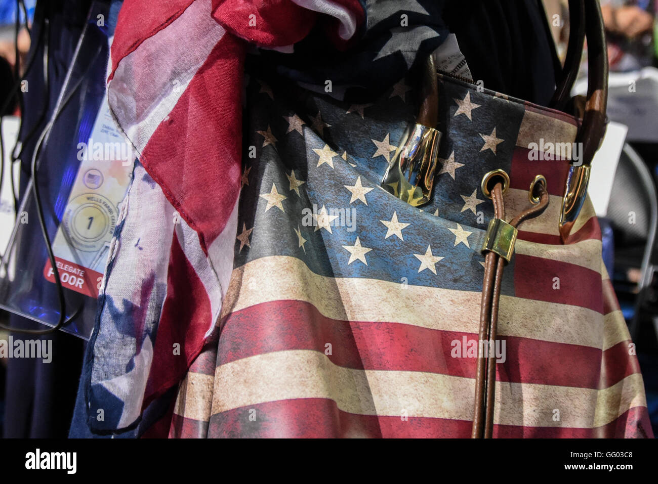 Eine Frau trägt ein Rot Weiß und Blau USA-Flagge Handtasche/Brieftasche auf dem Boden der Democratic National Convention 2016 inspiriert Stockfoto