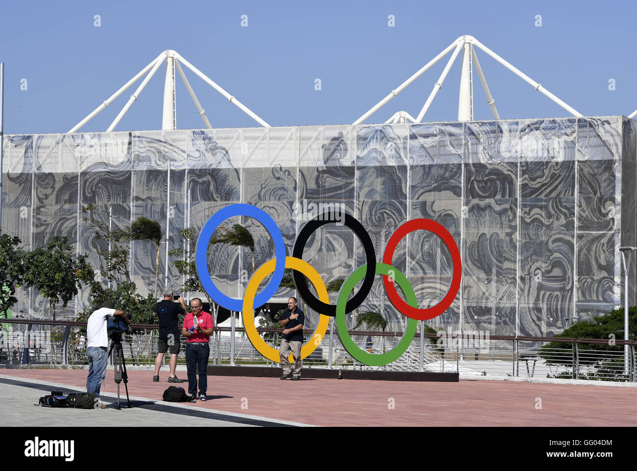 Rio De Janeiro, Brasilien. 2. August 2016. Reporter arbeiten vor dem Olympiastadion Aquatics in Rio De Janeiro, Brasilien, 2. August 2016. Das Olympiastadion Aquatics ziert ein Kunstwerk des brasilianischen Künstlers Adriana Varejao. Die Fassaden bestehen von 66 Tafeln, je 27 Meter hoch, und sind durch Bilder von Meer und Engel mit einem gemischten Stil des portugiesischen Fliesen und barocke Kunst dekoriert. Das Material ist Anti-UV behandelt, um das Gebäude zu regulieren? s Temperatur. Bildnachweis: Wu Wei/Xinhua/Alamy Live-Nachrichten Stockfoto