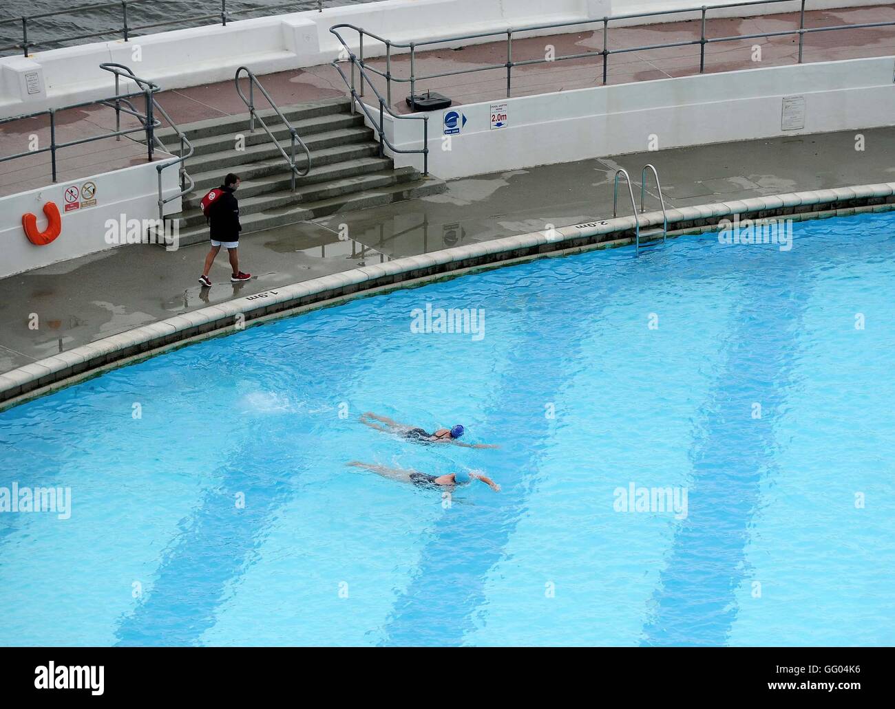 Schwimmer bei Tinside Lido, Plymouth Hacke, Devon, UK. Stockfoto