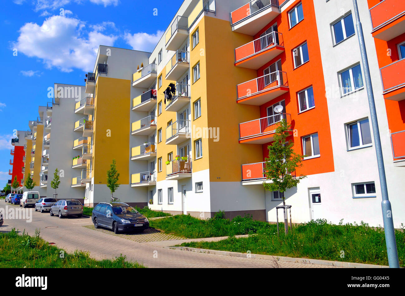 Moderne Bau von einem Wohnhaus am Stadtrand von Prag Apartment Gebäude neue Fassade Isolierung Farbe Gelb Gelb Weiß Orange Stockfoto