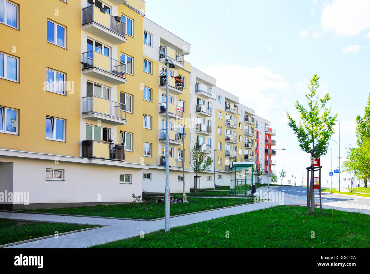 Moderne Bau von einem Wohnhaus am Stadtrand von Prag Apartment Gebäude neue Fassade Isolierung Farbe gelb Stockfoto