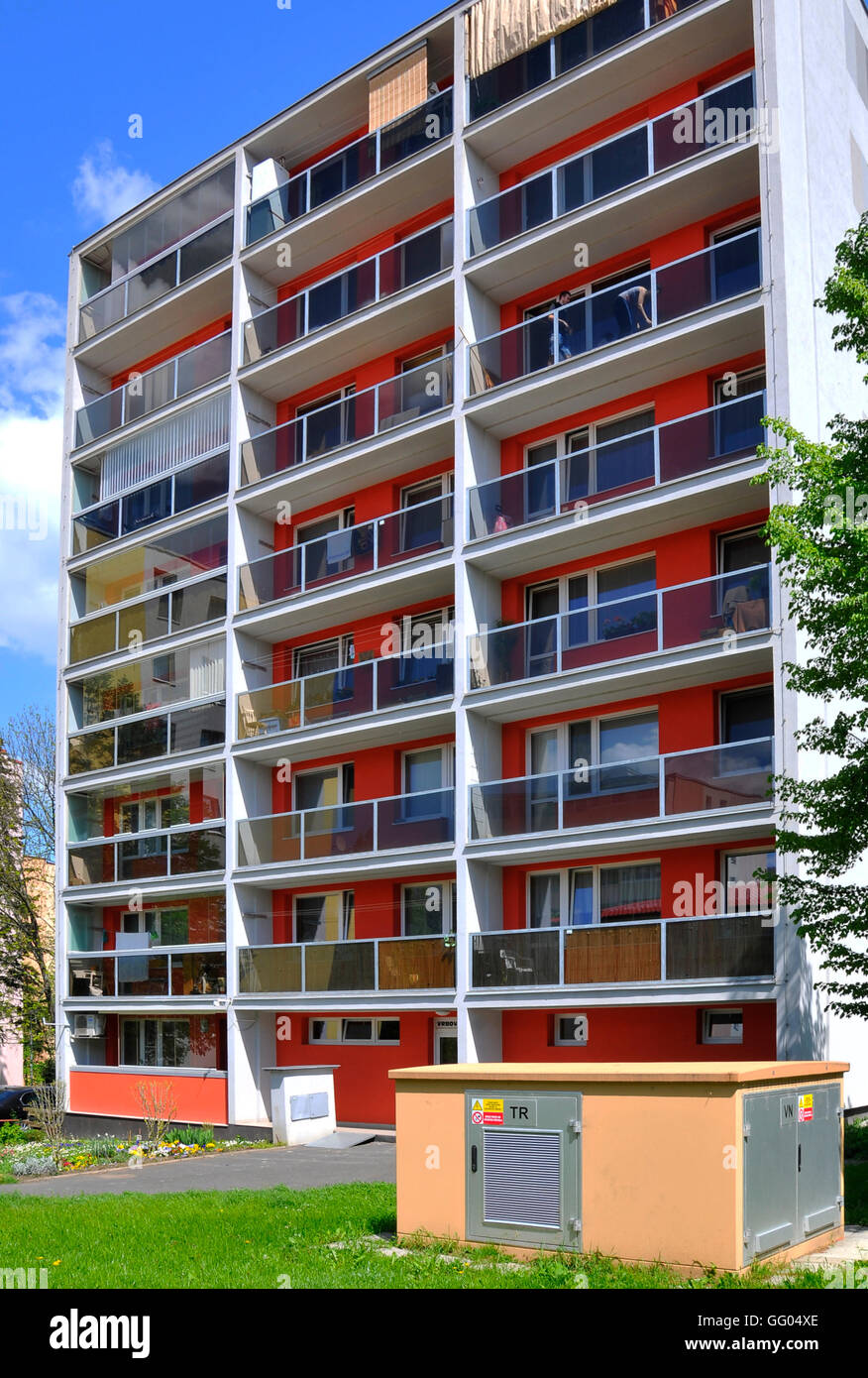 Moderne Bau von einem Wohnhaus am Stadtrand von Prag Apartment Gebäude neue Fassade Isolierung Farbe Gelb Gelb Weiß Orange Stockfoto