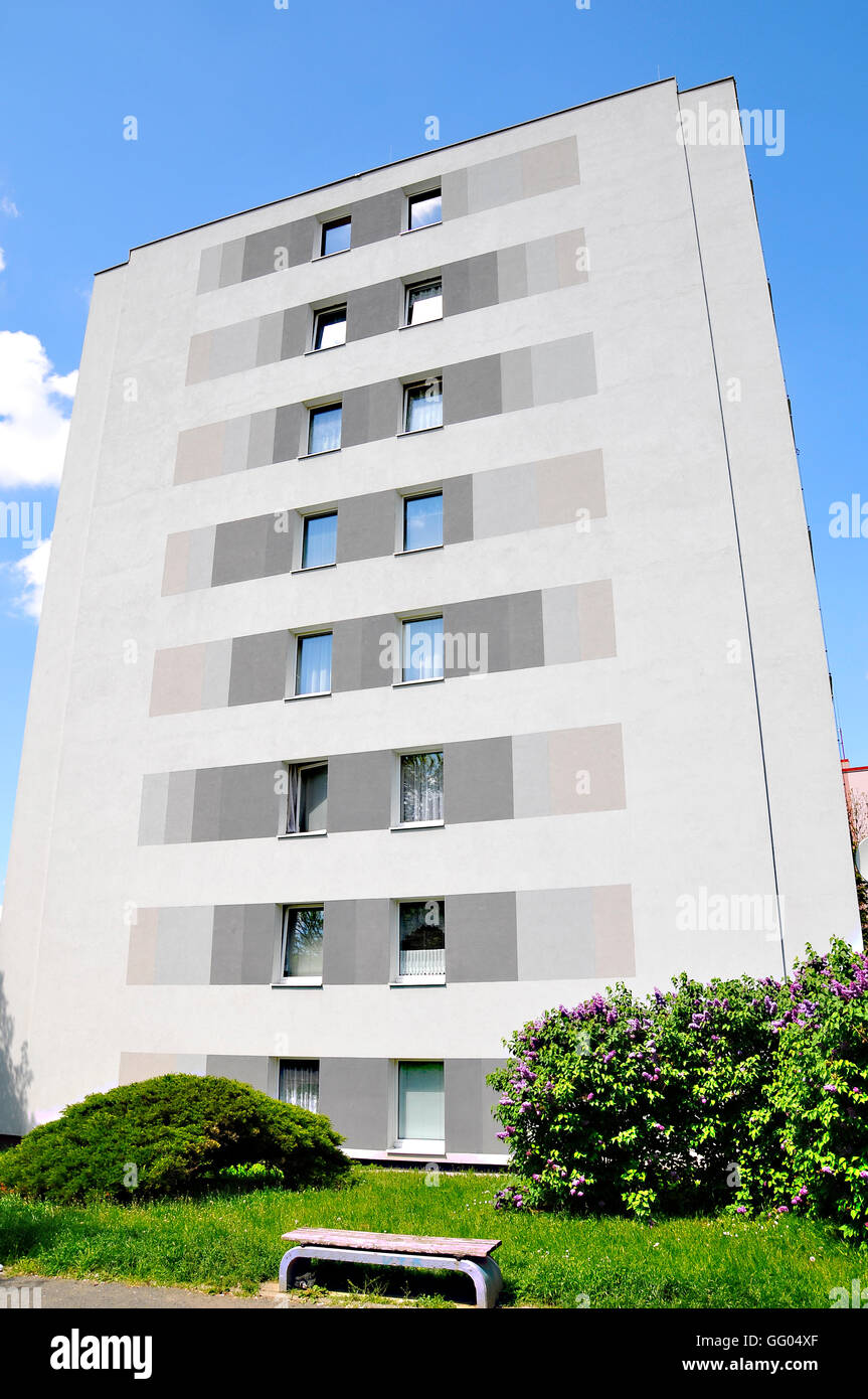 Moderne Bau von einem Wohnhaus am Stadtrand von Prag Apartment Gebäude neue Fassade Isolierung Farbe Gelb Gelb Weiß Orange Stockfoto