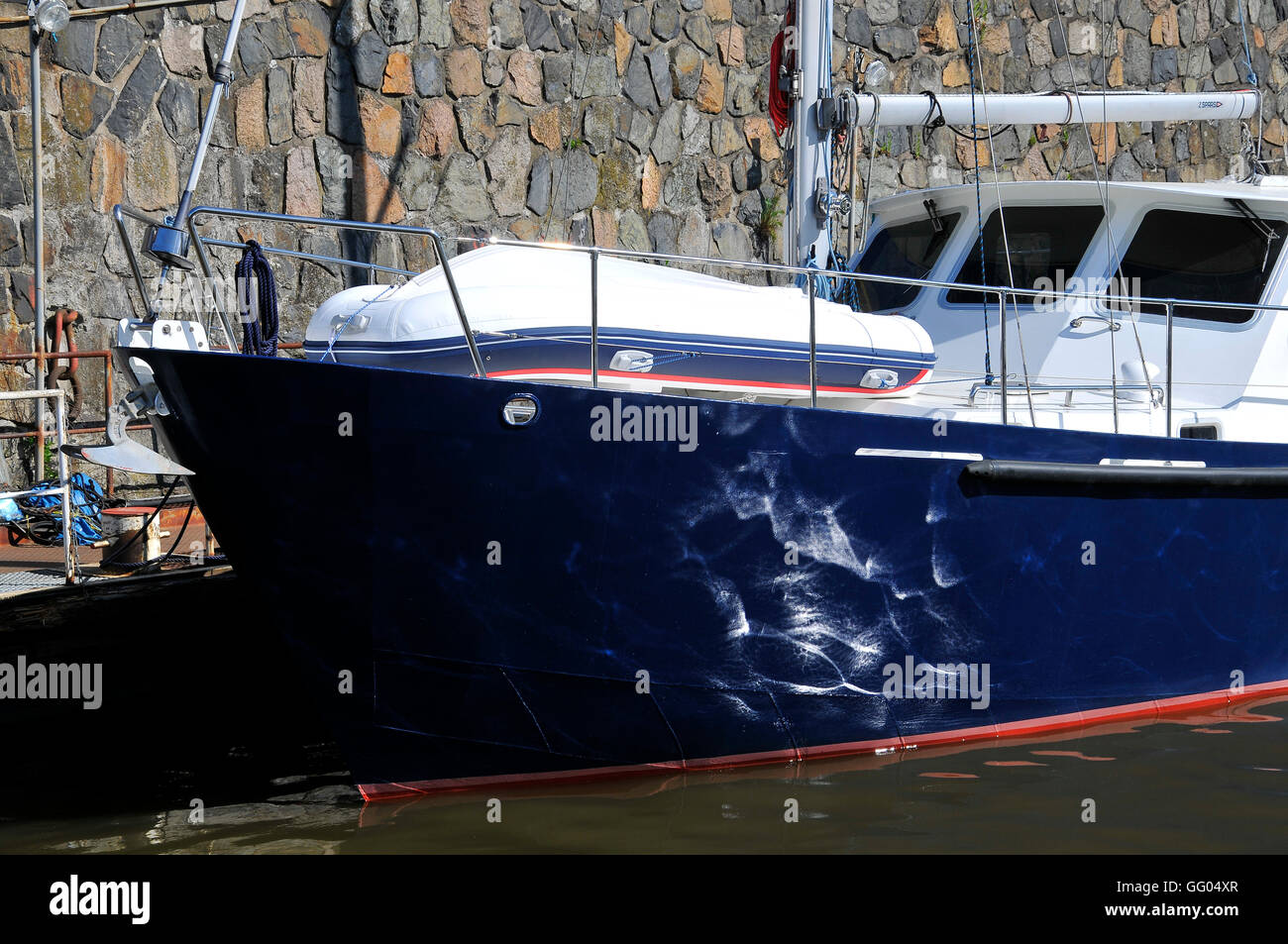 Yacht im Hafen für einen neuen Kunden Stockfoto