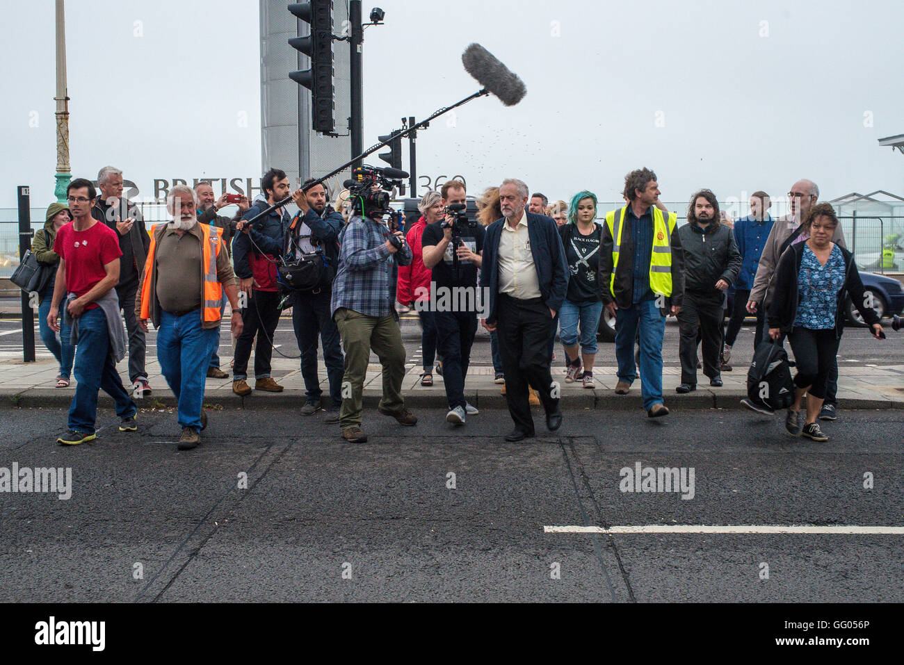 Brighton, UK. 2. August 2016. Jeremy Corbyn kommt an Adresse Hunderte im Regency Square, Brighton, die Tickets für das Hilton erhalten konnten. Bildnachweis: Julia Claxton/Alamy Live-Nachrichten Stockfoto