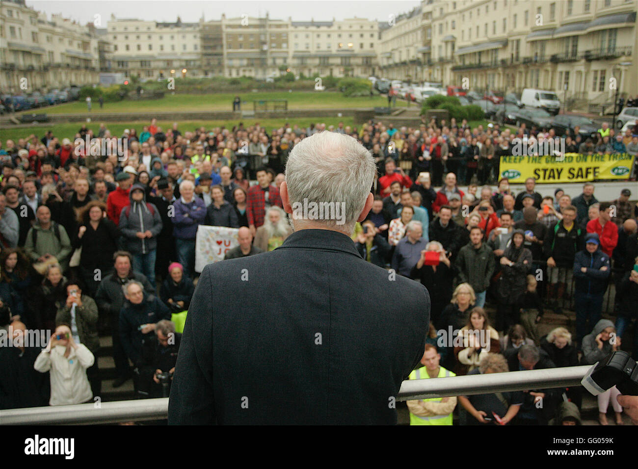 Jeremy Corbyn hält eine Rede in Brighton außerhalb der offiziellen Treffpunkt für alle Menschen, die in der Halle nicht bekommen konnte. Stockfoto