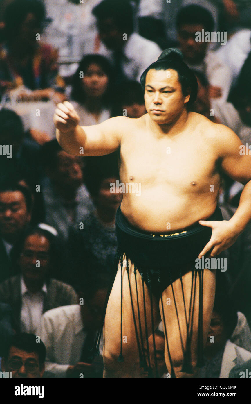 Datei: Ehemalige Sumo Champion Chiyonofuji stirbt im Alter von 61 Jahren. Der ehemalige Yokozuna und 31-Mal Sumo Champion starb am 31. Juli 2016 wegen Bauchspeicheldrüsenkrebs. Undatiertes Foto zeigt Grand Champion Yokozuna Chiyonofuji in Aktion. © Jun Tsukida/AFLO SPORT/Alamy Live-Nachrichten Stockfoto