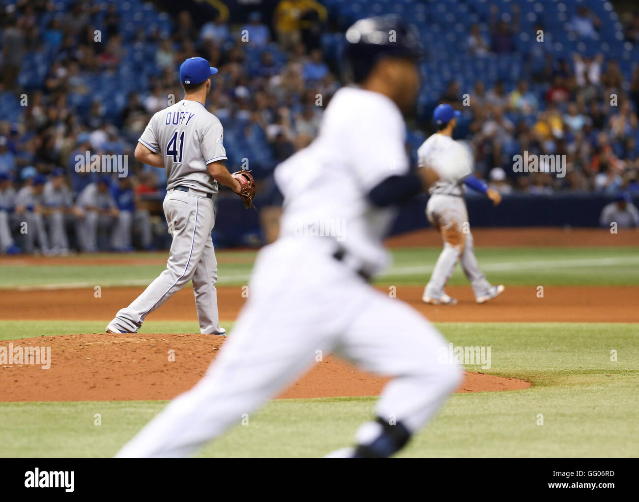 St. Petersburg, Florida, USA. 1. August 2016. WILL VRAGOVIC | Times.Kansas City Royals Entlastung Krug Danny Duffy (41) Uhren das Doppelte von Tampa Bay Rays linker Feldspieler Desmond Jennings (8) Ende seiner keine Hitter jagen im achten Inning des Spiels zwischen den Kansas City Royals und die Tampa Bay Rays im Tropicana Field in St. Petersburg, Florida am Montag, 1. August 2016. © Willen Vragovic/Tampa Bay Times / ZUMA Draht/Alamy Live News Stockfoto