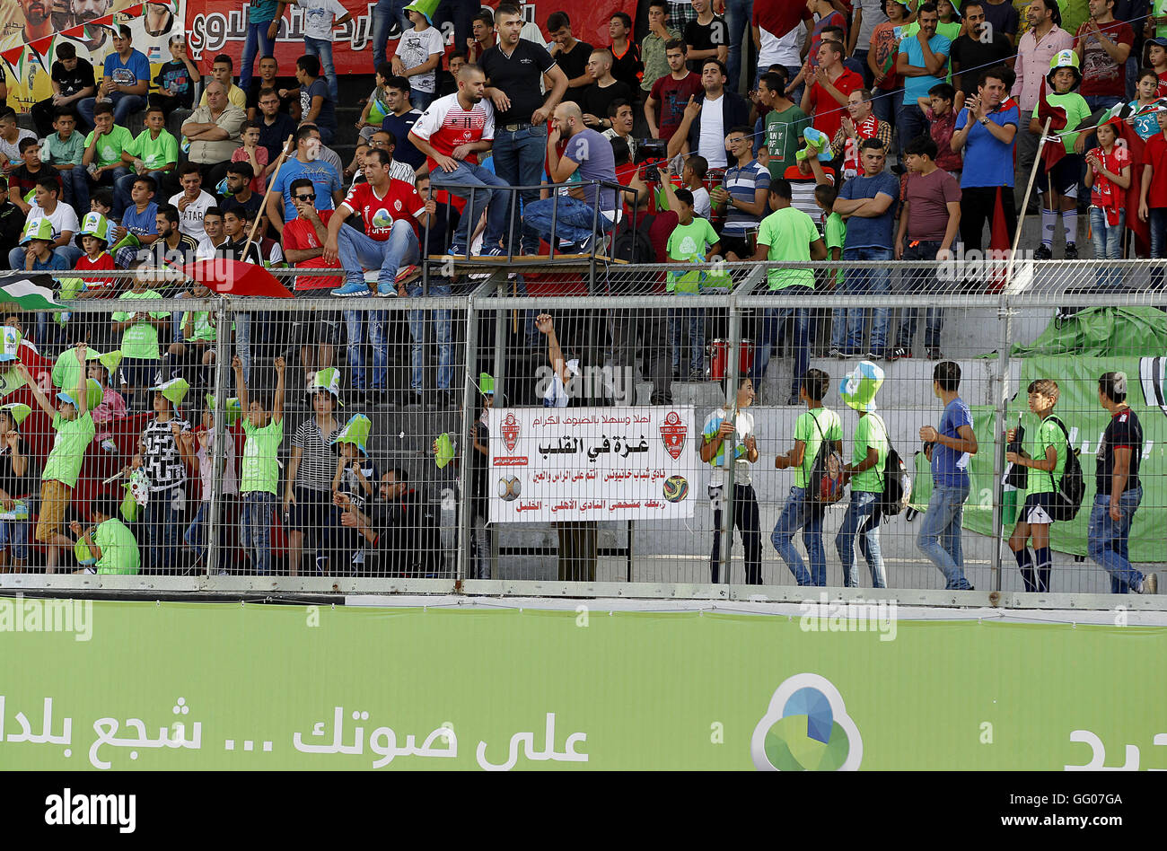 Hebron, Westjordanland, Palästinensische Gebiete. 2. August 2016. Von Hebron Fußball Club Ahly al-Khalil-Fans jubeln vor einem Rückspiel-match gegen Shabab Khan Yunis für den palästinensischen Cup Finale am 2. August 2016 an Hussein Bin Ali Stadium in der Westbank-Stadt Hebron. Das Spiel hatte ursprünglich geplant, am 30. Juli stattfinden, aber Israel daran gehindert, es geht voran, nach palästinensischen Sportbehörden. Israelische Behörden erlaubten nicht, die Spieler und Trainer von Gaza zweitgrößte Stadt Khan Yunis im Westjordanland, eingeben, die seit fast 50 Jahren (Kredit von Israel besetzt ist Stockfoto