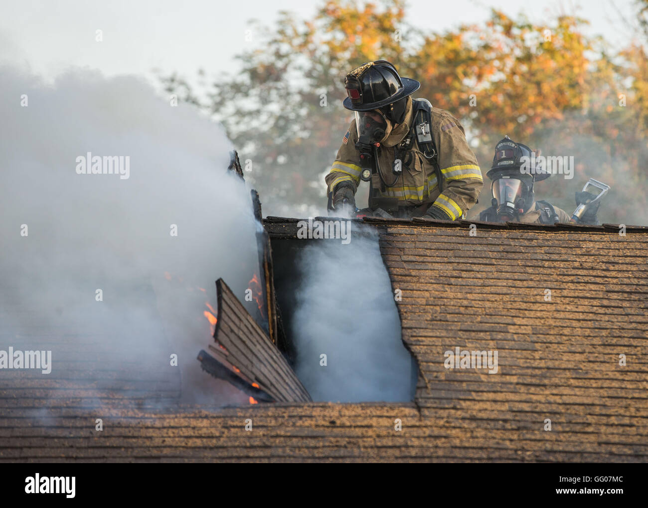 Ceres, Kalifornien, USA. 2. August 2016. Feuerwehr entlüften Sie das Dach,  um das Feuer laufen den Dachboden im Brandfall vier Alarm zu stoppen. 2.  August 2016 zerstörte ein vier Alarm Struktur Feuer