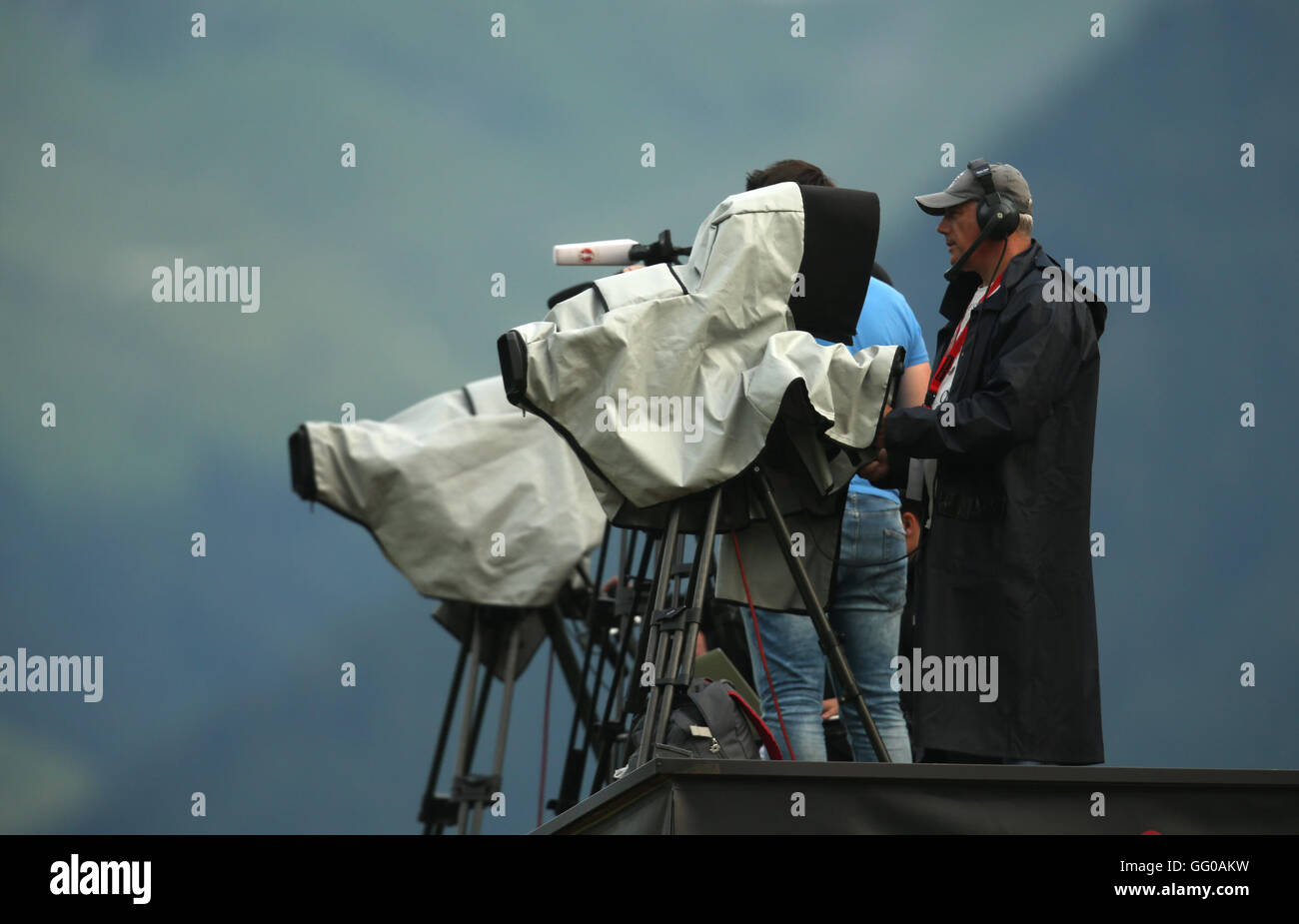 Kitzbühel, Österreich. 2. August 2016. TV-Kameras nach einem Testspiel zwischen 1. FC Köln und FC Bologna im Trainingslager am Stadion Langau in Kitzbühel, Österreich, 2. August 2016. PHOOTO: INA FASSBENDER/Dpa/Alamy Live News Stockfoto