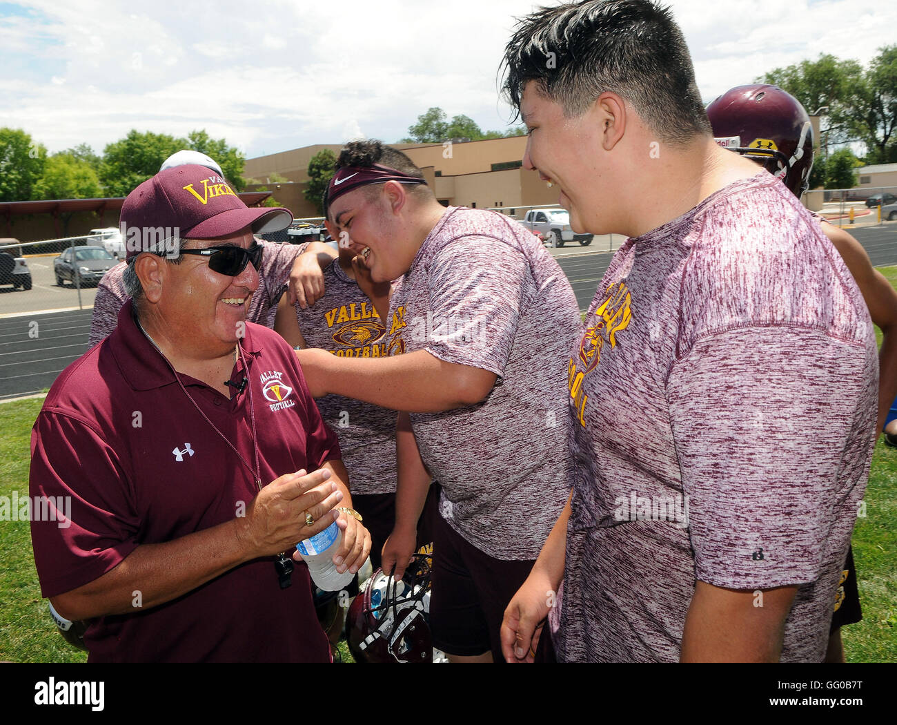 Albuquerque, NM, USA. 2. August 2016. Tal hoch der neue Kopf Fußballtrainer ist Richter Chavez Kinder um mit einigen seiner Spieler während einer Pause Wasser während des Trainings am Nachmittag. Dienstag, 2. August 2016. © Jim Thompson/Albuquerque Journal/ZUMA Draht/Alamy Live-Nachrichten Stockfoto