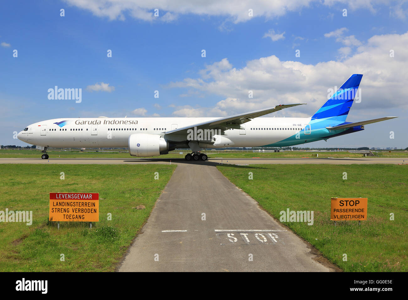 SCHIPHOL, AMSTERDAM, Niederlande - Mai 1, 2016: Boeing 777 von Garuda Airline landet auf dem Schiphol international airp Stockfoto