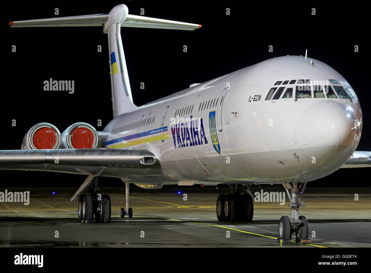 Basel/Schweiz Februar 10, 2013: Il-96 von Russland State Transport Company stehen am Flughafen Basel. Stockfoto
