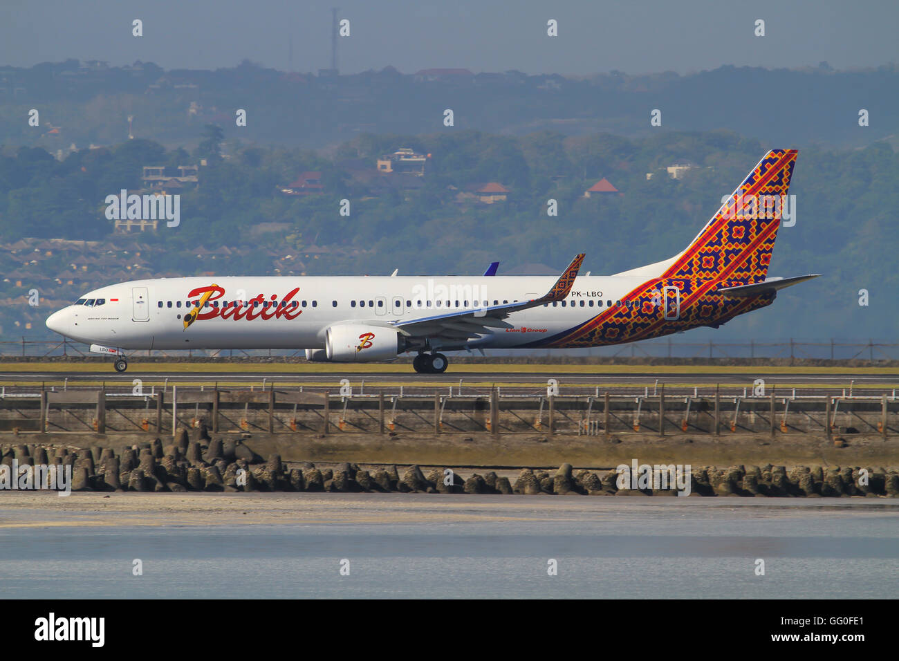 Bali/Indonesien Februar 19, 2013: Boeing 737 von Batik-Start am Flughafen von Bali. Stockfoto