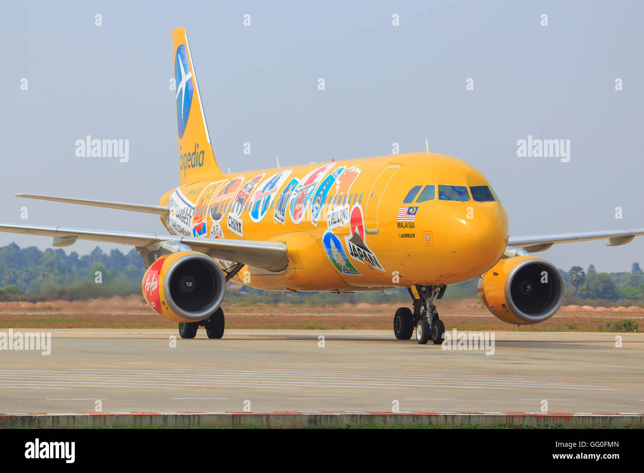 Seam Reap/Kambodscha 9. Februar 2015: Airbus 320 von Air Asia mit "Expedia" Farbe am Seam Reap Flughafen. Stockfoto