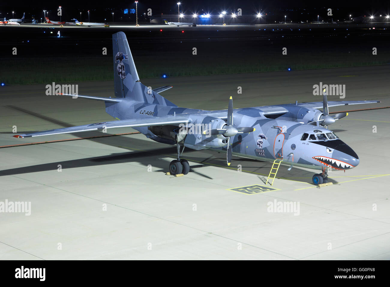 Stuttgart/Deutschland Februar 3, 2015: Antononv An-26 aus Luft Bright Verkehrsflugzeuge und die Maschine aus dem Film "The Expendables 2" bei Stockfoto