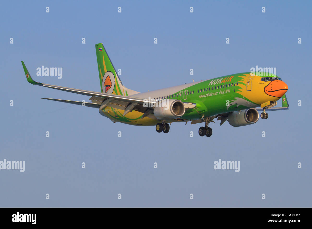 Phuket/Thailand Februar 9, 2015: Boeing 737 von Nok Air Landung am Flughafen Phuket. Stockfoto