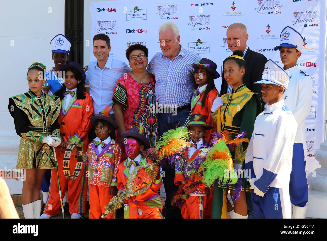 Afrikaner in ausgefallenen Outfits posiert für ein Foto bei der 2016 Stellenbosch Wein-parade Stockfoto