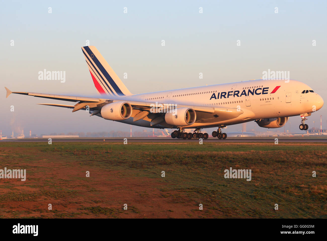 Paris/Frankreich 9. Oktober 2015: Airbus A380 Air France Airways landet auf dem Flughafen in Paris. Stockfoto