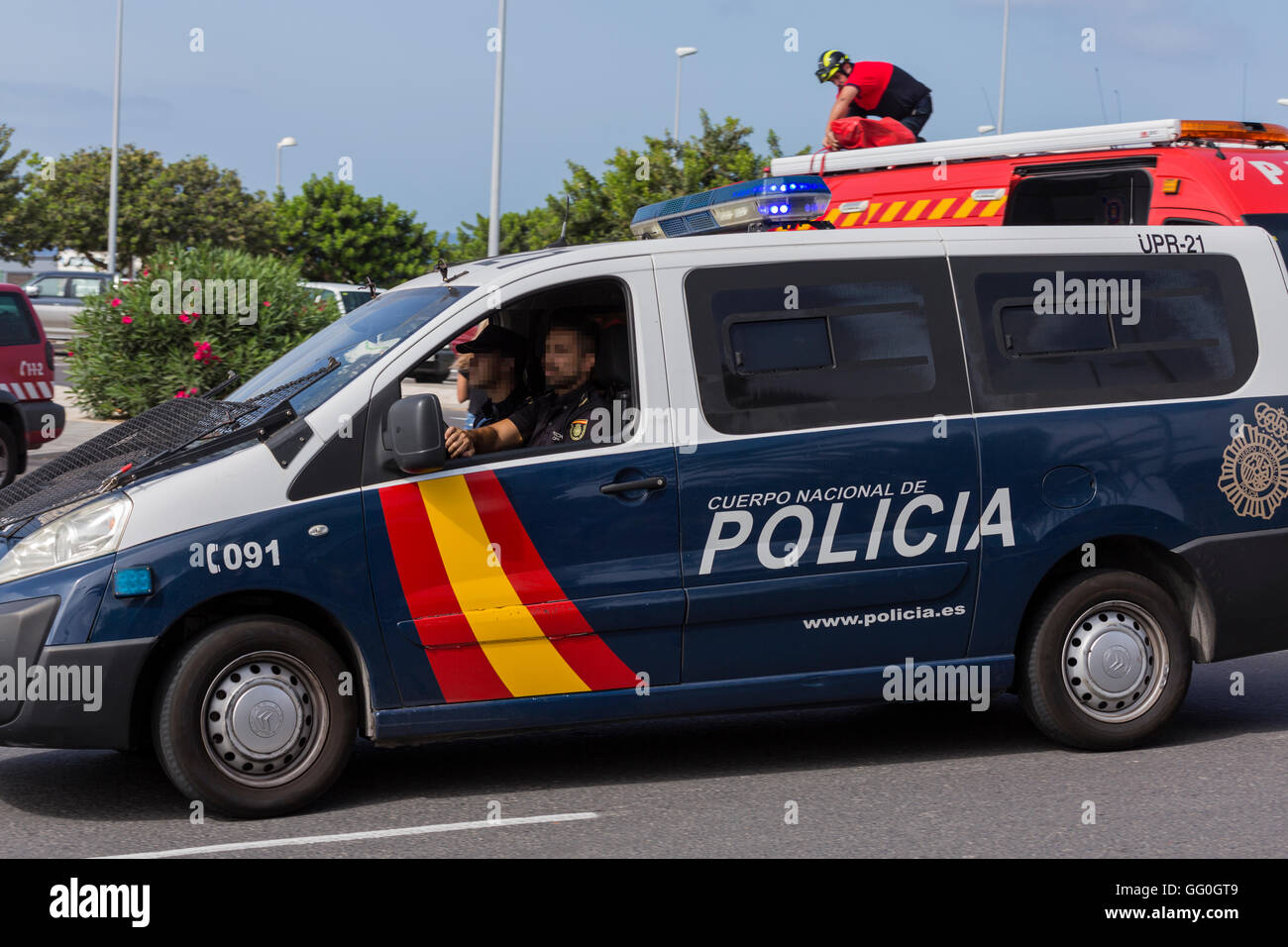 Spanische nationale Polizei-Fahrzeug mit Agenten Gesichter verpixelt Stockfoto