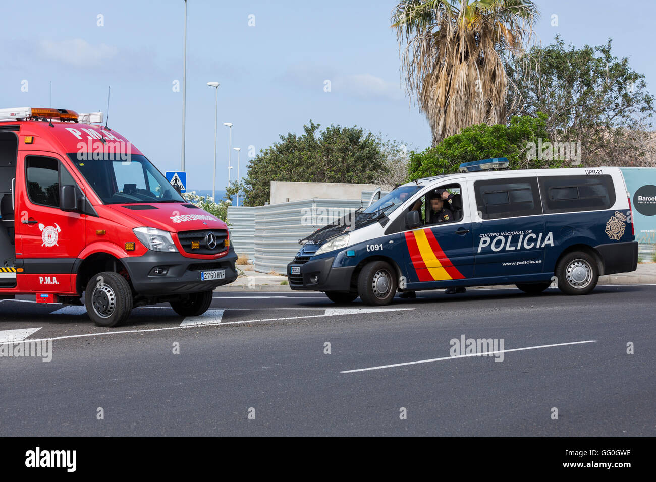 Spanische nationale Polizei-Fahrzeug mit Agenten Gesichter verpixelt Stockfoto