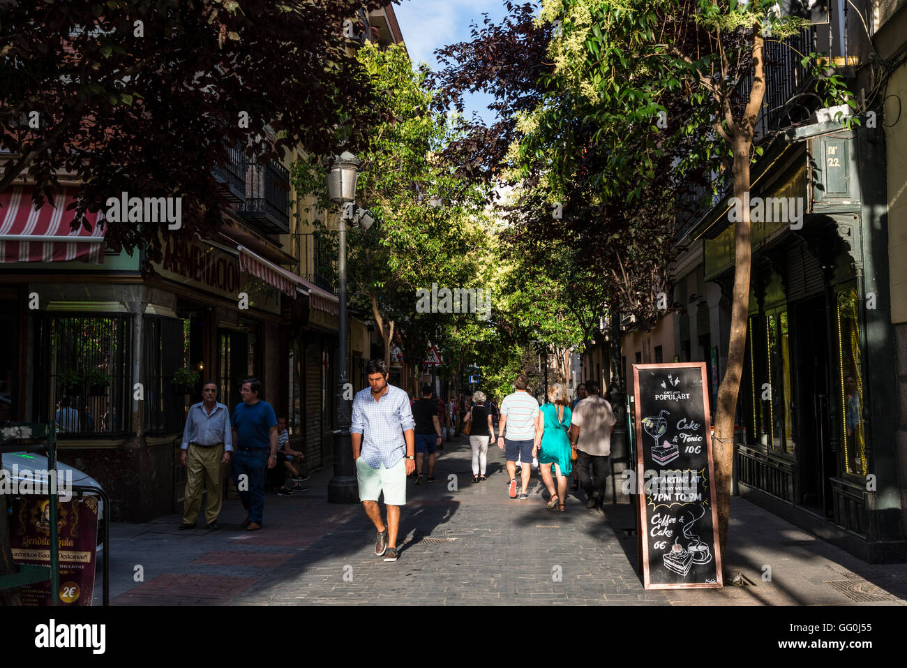 Calle de Las Huertas, Fußgängerzone mit Restaurants, beliebt bei Einheimischen und Touristen, El Barrio de Las Letras gesäumt, Stockfoto